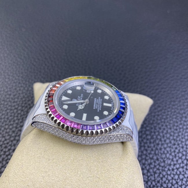 top-tier replicaRolexhigh-quality men's black dial white rubber strap fully automatic movementSubmariner series watch side view