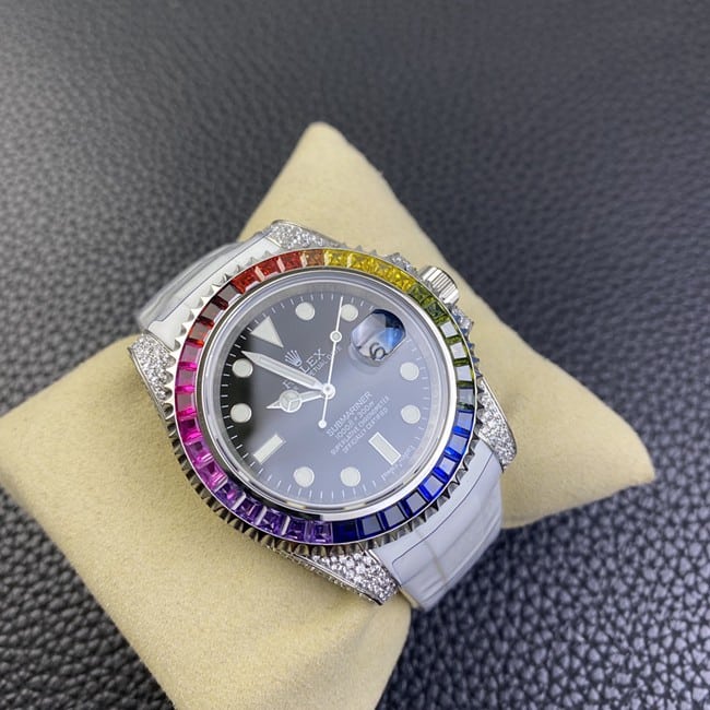 top-tier replicaRolexhigh-quality men's black dial white rubber strap fully automatic movementSubmariner series watch front view