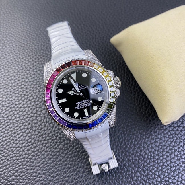 top-tier replicaRolexhigh-quality men's black dial white rubber strap fully automatic movementSubmariner series watch front view