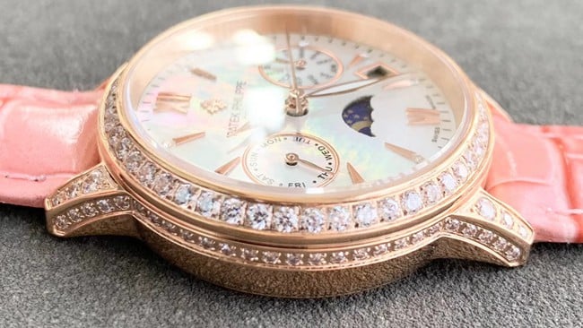 top-tier replicaPatek Philippehigh-quality ladies white dial pink belt fully automatic movementleather strap watch detail shots
