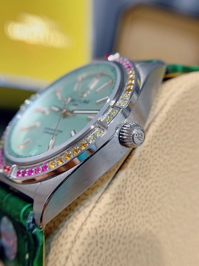 top-tier replicaBreitling Nanhai capsule series fully automatic movementchronograph women's white dial green strap watch side view