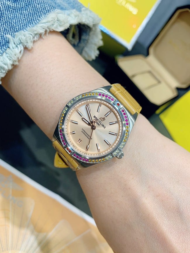 top-tier replicaBreitling women's watch gold plate yellow belt South China Sea capsule series fully automatic movementleather strap front view