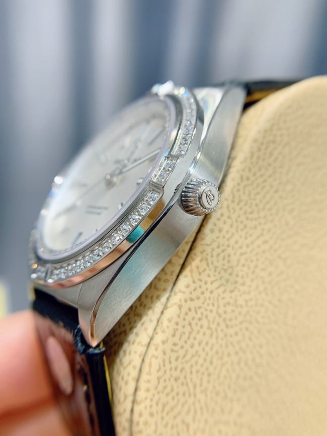Breitlingtop-tier watch Nanhai capsule series fully automatic movementleather strap women's white dial black belt side view