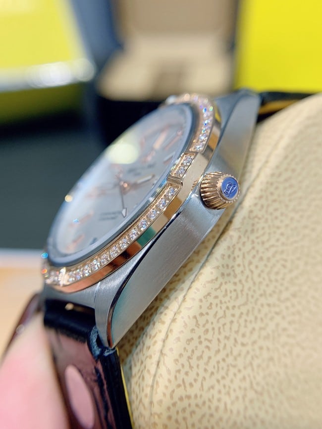 Breitlingtop-tier women's white dial black belt fully automatic movementleather strap Nanhai capsule series watch side view