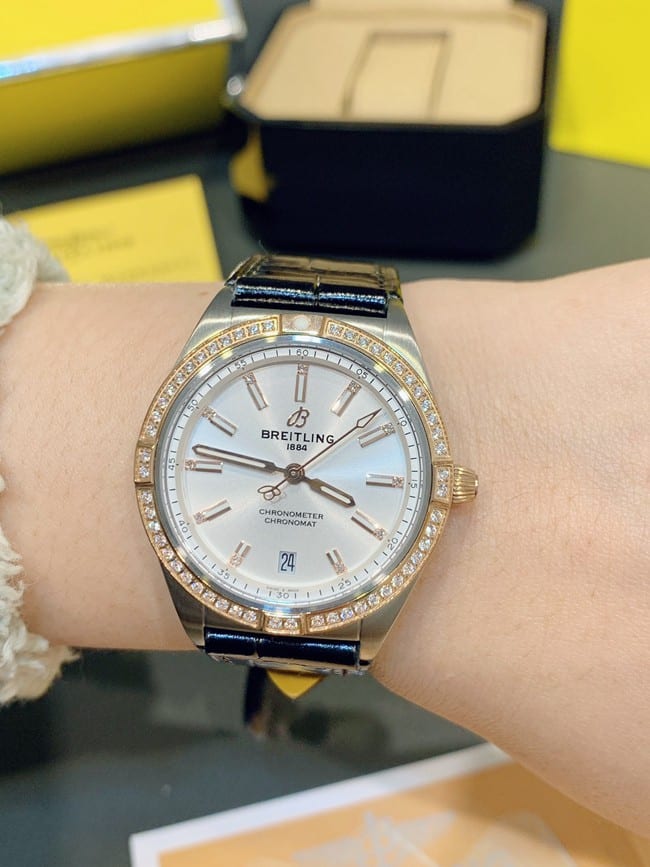 Breitlingtop-tier women's white dial black belt fully automatic movementleather strap Nanhai capsule series watch front view