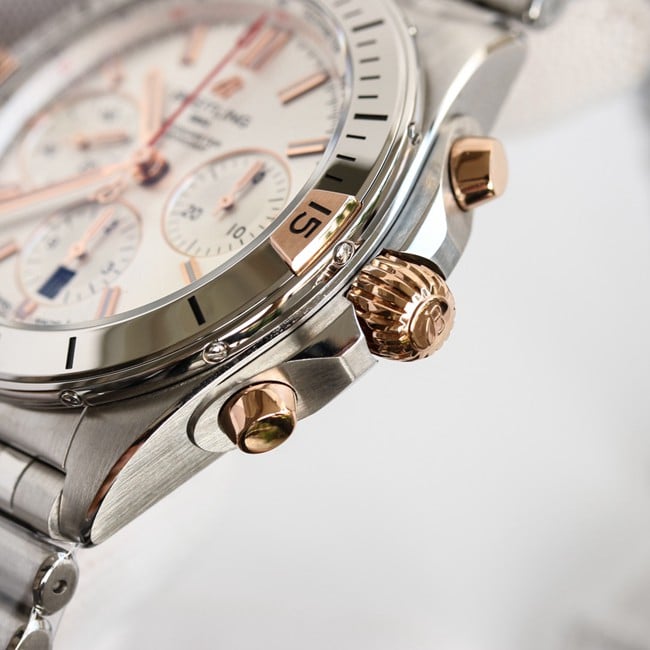 top-tier replicaBreitlinghigh-quality bullet chainAsia-7750movement42mm white dialsteel bracelet men's side view