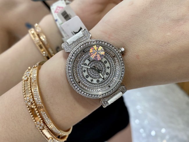 LV Louis Vuitton top-tier watch ladies dialleather strapquartz watch front view