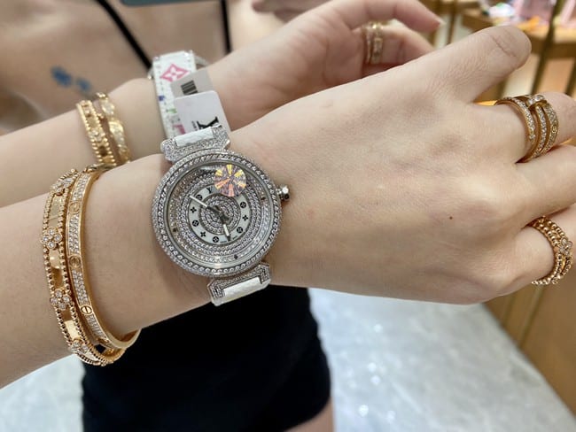 LV Louis Vuitton top-tier watch ladies dialleather strapquartz watch front view
