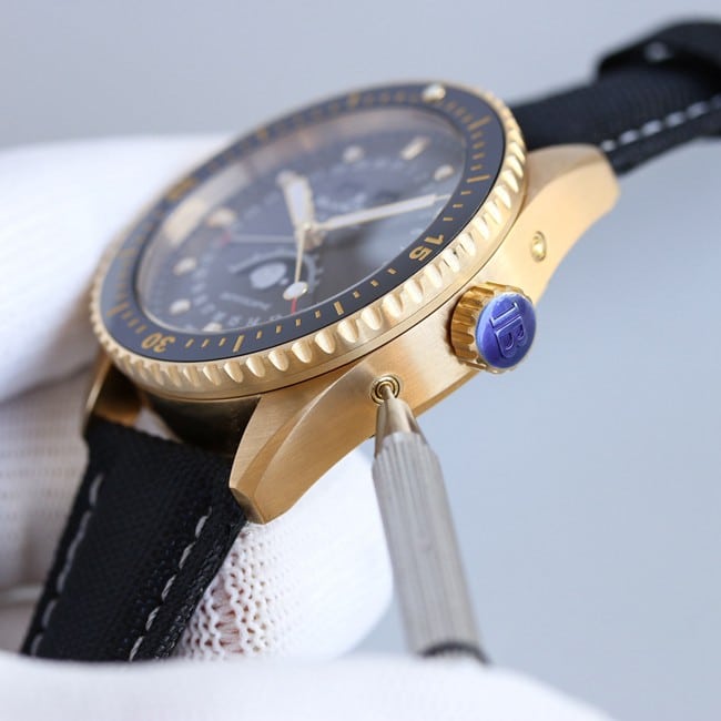 TWtop-tierBlancpainreplica watch men's black dial blue belt fifty fathoms series full automatic movement side view