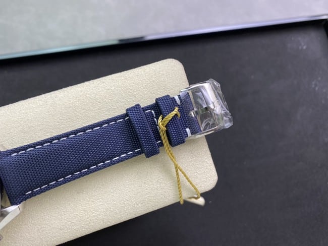 Celebrating Snoopy’s 150th anniversary Omega Speedmaster series top-tier watch leather strap picture