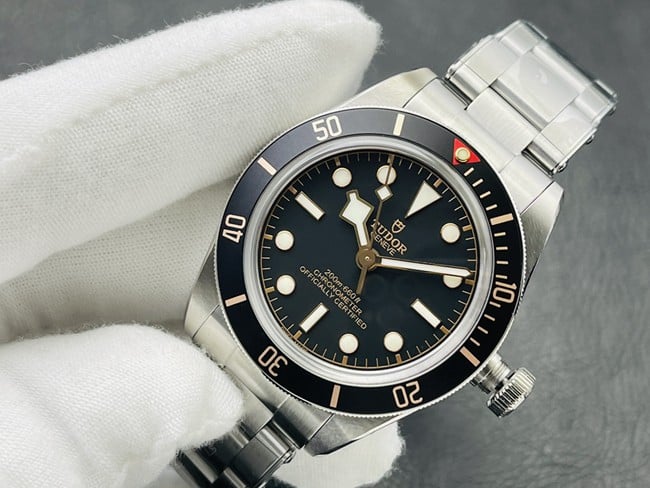 top-tier Tudor Biwan series M79030N-0001replica watch front view