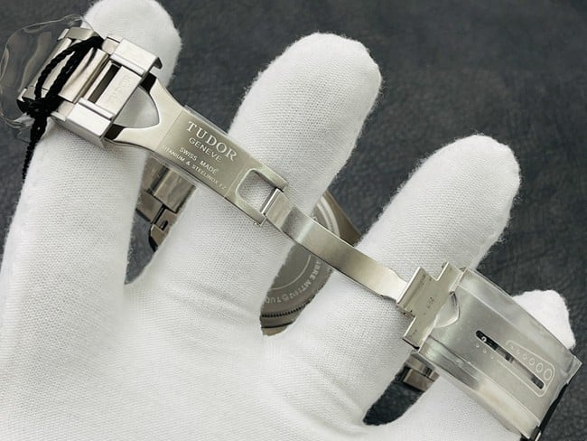 top-tier Tudor 25500TN blue titanium bean watch clasp picture