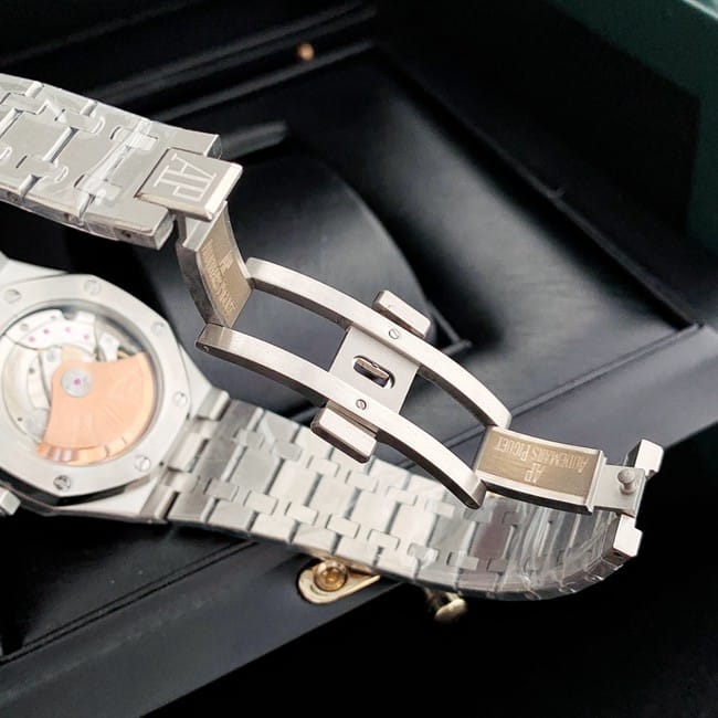 top-tier real diamond replicaAudemars PiguetRoyal Oak37MMwhite dial women's watch clasp picture