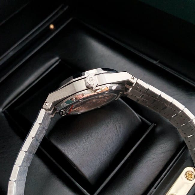 top-tier real diamond replicaAudemars PiguetRoyal Oak37MMwhite dial women's watch side view