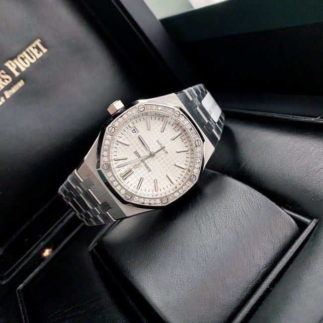 top-tier real diamond replicaAudemars PiguetRoyal Oak37MMwhite dial women's watch front view