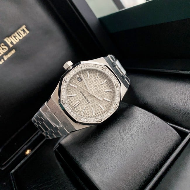 top-tier real diamond replicaAudemars PiguetRoyal Oak37MM gray plate women's watch front view