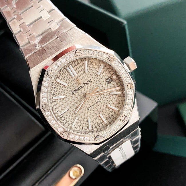 top-tier real diamond replicaAudemars PiguetRoyal Oak37MM gray plate women's watch front view