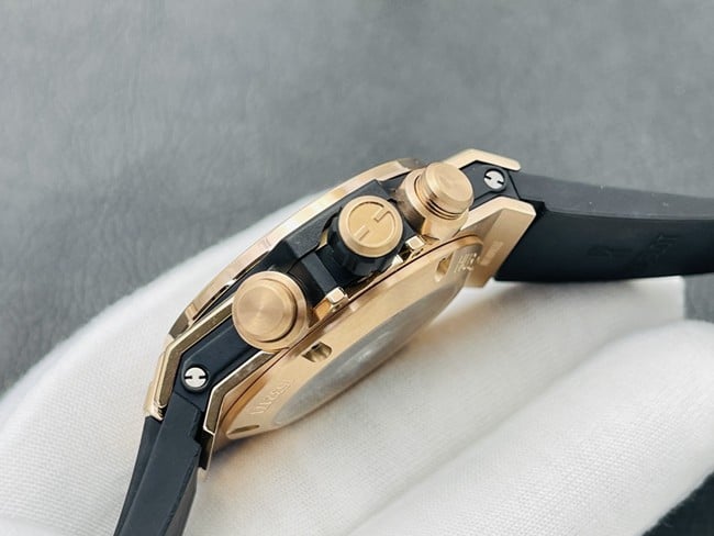 top-tier replicaHublot Big Bang Series 44MM gold case black rubber watch side view