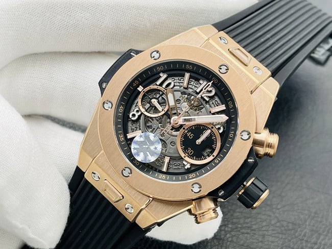 top-tier replicaHublot Big Bang Series 44MM gold case black rubber watch front view
