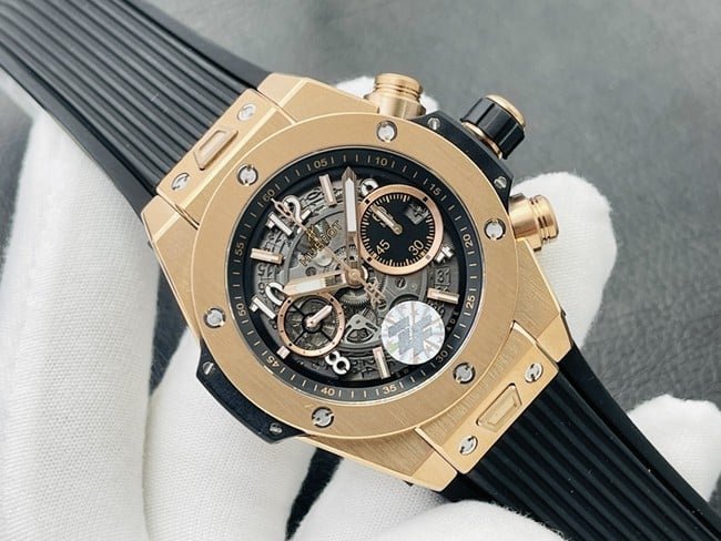 top-tier replicaHublot Big Bang Series 44MM gold case black rubber watch front view