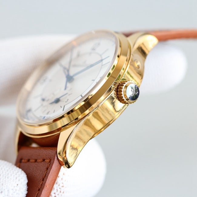 Side view of TW factory top-tier Jaeger-LeCoultre master geographer series rose gold color steel case red leather strap watch