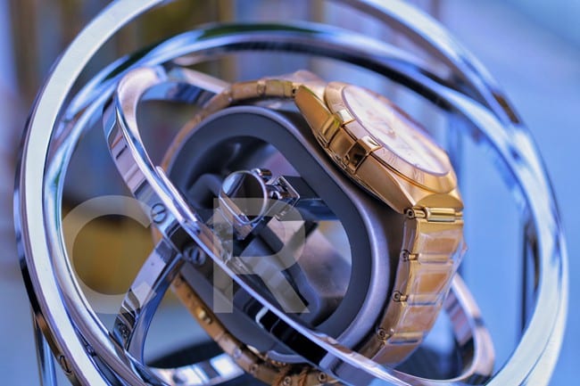 Top collectible watches Omega 5th Generation Constellation Series Gold Plate Gold Steel Strap Men's Earth Watch Side View