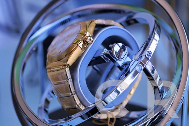 Top-tier watch Omega fifth generation constellation series white dial gold steel bracelet men's watch side view