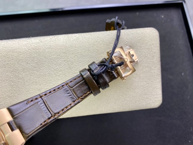 top-tier real diamond replicaVacheron Constantin series small model women's watch clasp picture