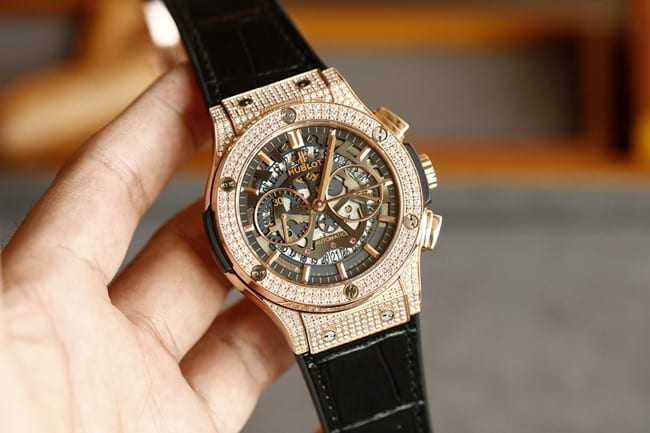 top-tier watch Hublot BIG BANG series Hublot boutique full diamond rose gold color case black belt watch front view