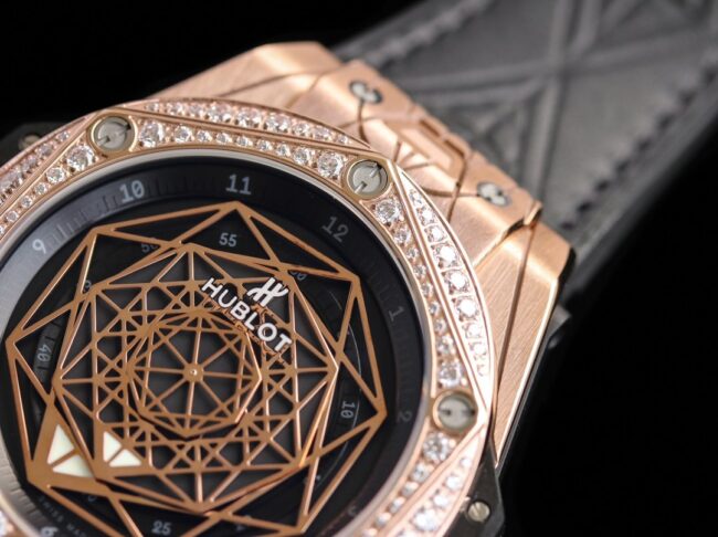 top-tier table Hublot series tattoo OEM1:1 open mold rose goldblack dial ring diamond men's mechanical watch detail shots