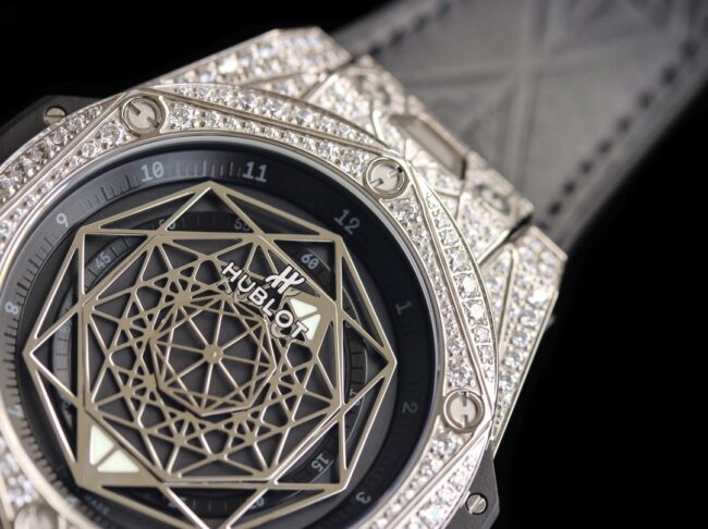 top-tier watch Hublot series tattoo OEM1:1 molded white steel black dial full diamond men's mechanical watch detail shots