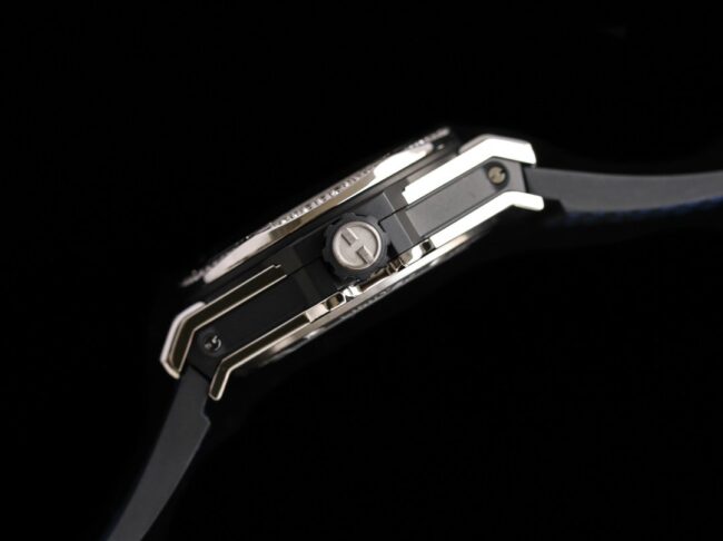 top-tier watch Hublot series tattoo OEM1:1 open mold white steel blue dial full diamond men's mechanical watch side view