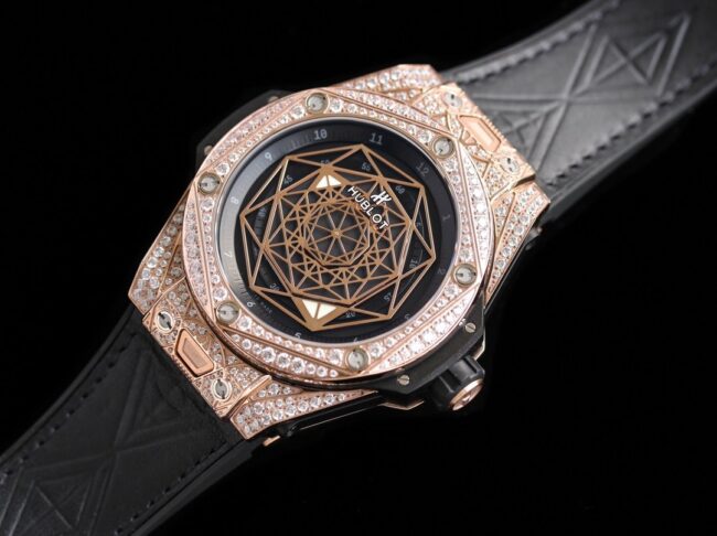 top-tier watch Hublot series tattoo OEM1:1 open mold rose goldblack dial full diamond men's mechanical watch front view
