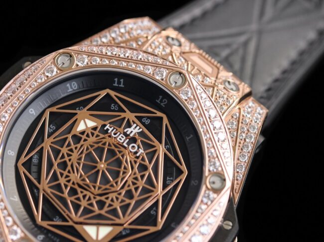 top-tier table Hublot series tattoo OEM1:1 open mold rose goldblack dial full diamond men's mechanical watch detail shots