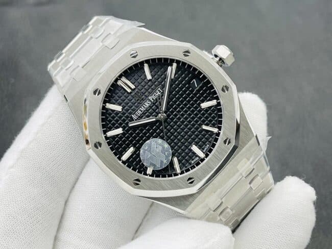 Top-tier watch Audemars PiguetRoyal Oak15500V2 version white steel black bottom men's watch shows the strength of the defending steel king front view