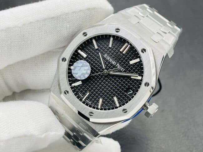 Top-tier watch Audemars PiguetRoyal Oak15500V2 version white steel black bottom men's watch shows the strength of the defending steel king front view