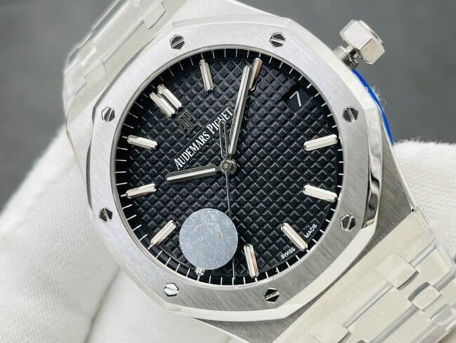 Top-tier watch Audemars PiguetRoyal Oak15500V2 version white steel black bottom men's watch shows the strength of the defending steel king front view