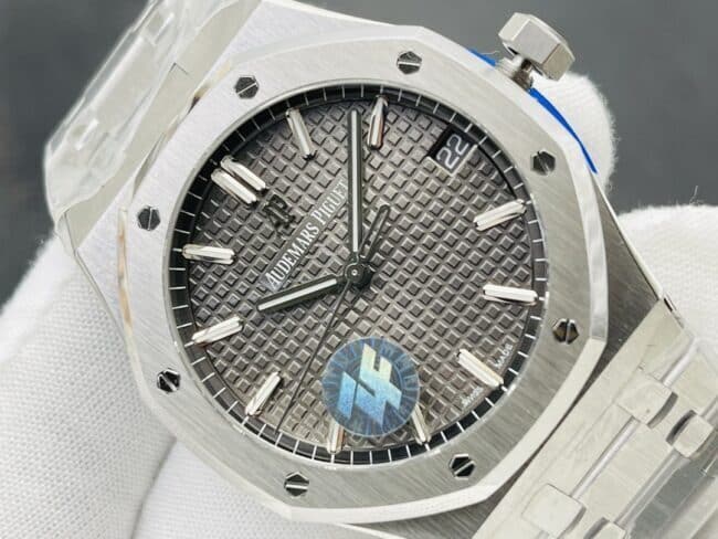 collectible watch Audemars Piguet Royal Oak 15500 V2 version powerfully interprets the reigning steel king, white steel gray dial men's watch front view.