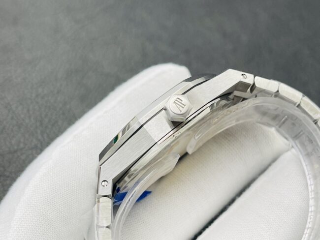Top watch Audemars Piguet Royal Oak 15500 V2 edition powerfully showcases the reigning steel king, white steel, gray dial, men's watch, side view
