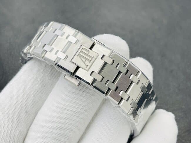 Top watch Audemars Piguet Royal Oak 15500 V2 edition powerfully interprets the crown-defending steel king, white steel gray dial men's watch clasp picture