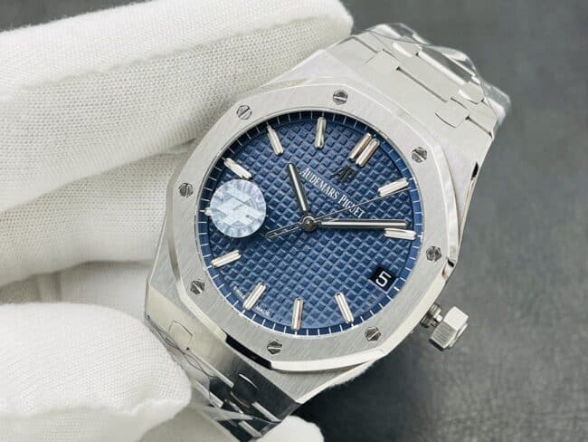 top-tier watch Audemars PiguetRoyal Oak15500V2 version strength interpretation of the defending steel king white steel blue bottom men's watch front view