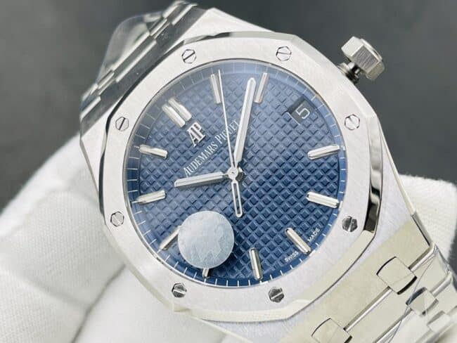 top-tier watch Audemars PiguetRoyal Oak15500V2 version strength interpretation of the defending steel king white steel blue bottom men's watch front view