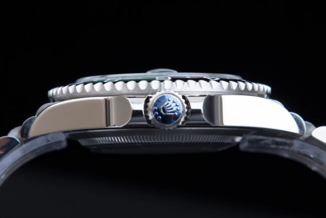 V9 factory top-tier replicaRolexGMT-MasterGMT V4 black and green ceramic bezel3285 all-in-one blue hairspring men's watch side view