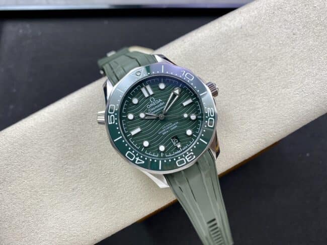 Omega 2022 Latest Seamaster 300 Dual-T Black-Green Dial Men's Mechanical Watch Front View