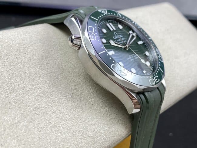 Omega 2022 Latest Seamaster 300 Two-Tone Black and Green Dial Men's Mechanical Watch Side View