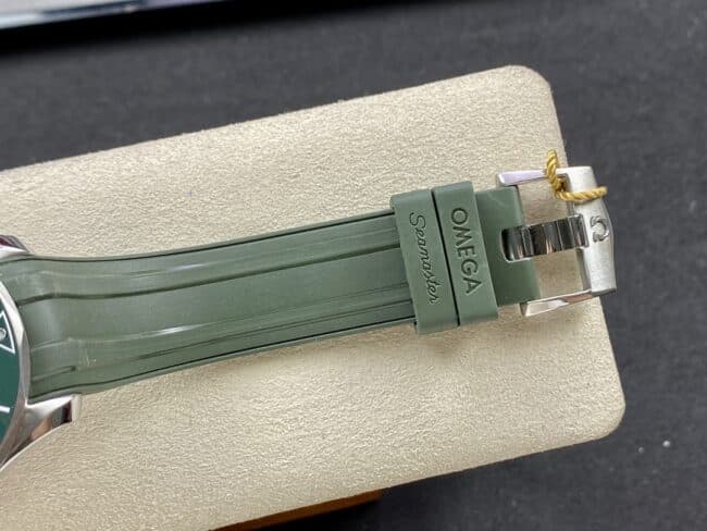 Omega 2022 Latest Seamaster 300 Two-Tone Black and Green Dial Men's Mechanical Watch Buckle Photo