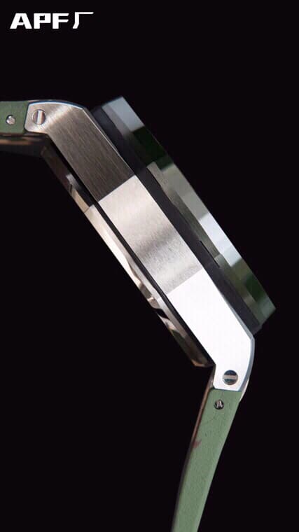 side view of top-tiersuper cloneAPFgreen dialAudemars PiguetRoyal Oak Offshore 26400 top-tier watch