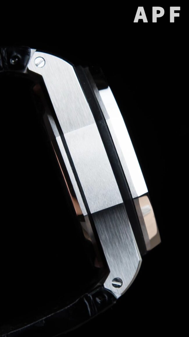 Side view of the top-notch high-quality replicaAPFAudemars PiguetRoyal Oakblack dial offshore 26400 watch from a major manufacturer