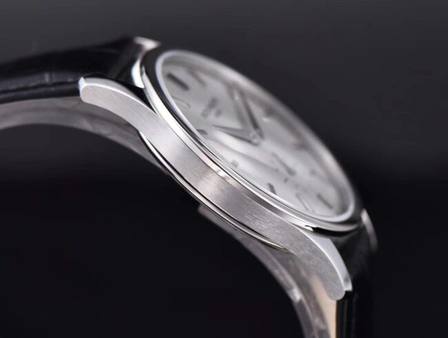 top-tiersuper clonePatek Philippe white steel classic reappears in the new classic watch series 5196G formal watch king makes a shocking debut side view