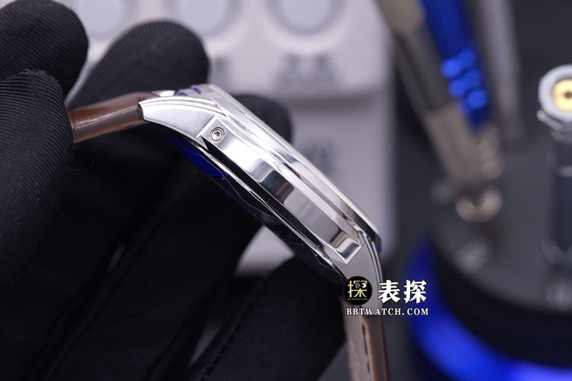 GR factory complications Patek Philippe1:1replica watch lume milk white dialmoon phaseleather strap model 5320G-001side live photo